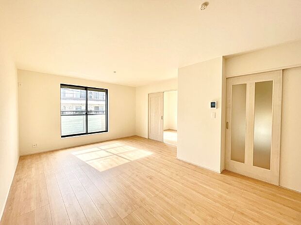 家族の笑顔が自然と生まれてくる、そんな雰囲気のダイニングに仕上がっています。