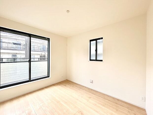 明るいバルコニーサイドに洋室を設置。目覚めの良い寝室に。 