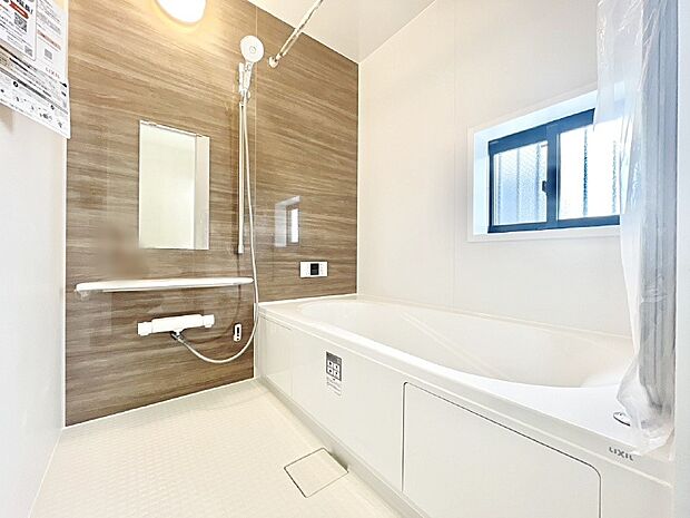 落ち着いた色合いの壁面、ゆっくりゆったり寛げるバスルーム。