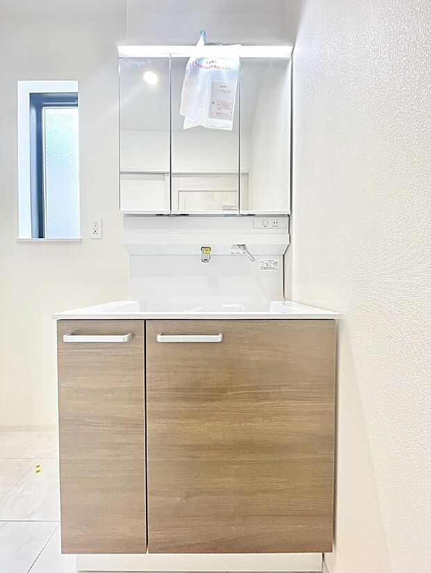 三面鏡キャビネット・シャワー付き洗面化粧台で忙しい朝の身支度もスムーズに!