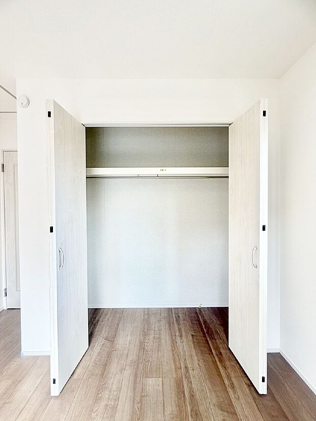 洋室のクローゼット。奥行きがあるので厚手の衣類もすっきり収まります。