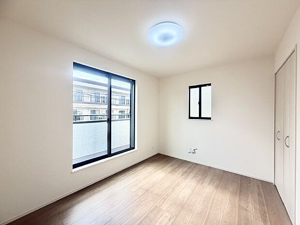 明るいバルコニーサイドに洋室を設置。目覚めの良い寝室に。