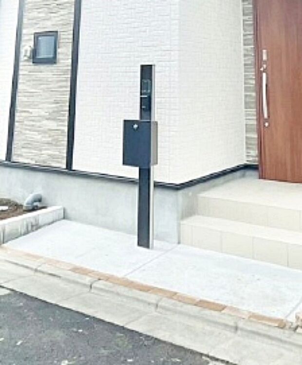 表札・インターホン・ポストをひとつに集約。エントランスになじむシンプルデザイン。