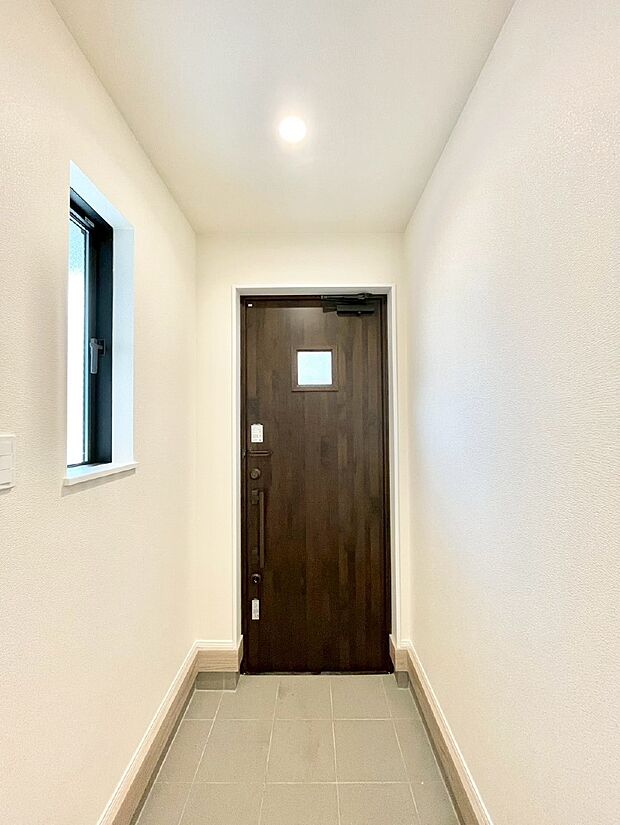 明るい玄関はお客様をお出迎えするのにぴったりです!