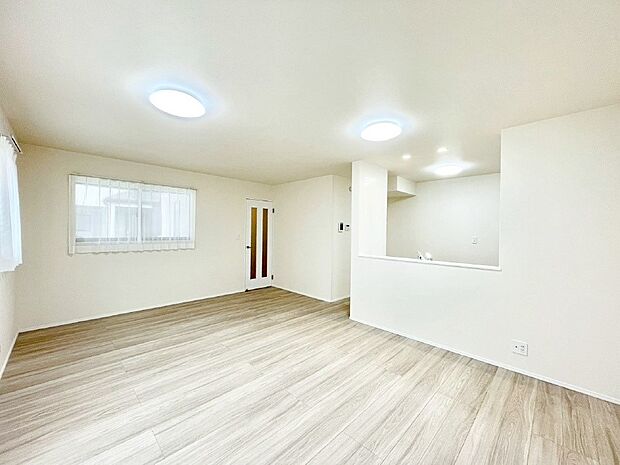 落ち着いた雰囲気のLDKは家族みんなの快適空間