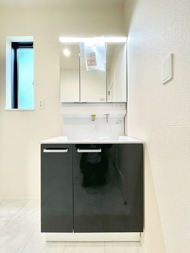 大きく見やすい三面鏡で清潔感ある洗面台は、身だしなみチェックや肌のお手入れにおすすめです。