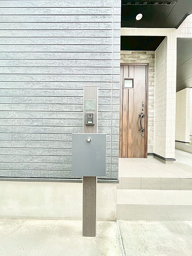 表札・インターホン・ポストをひとつに集約。エントランスになじむシンプルデザイン。