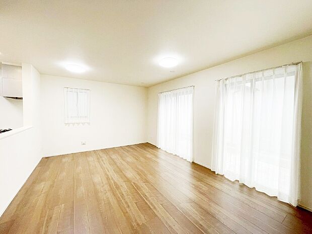 大きな窓からたっぷりの陽光と風を感じられるリビング