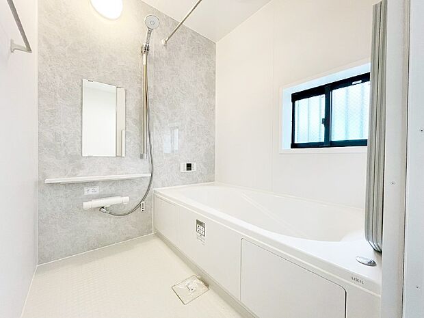 一日の疲れを癒してくれる明るい清潔感のあるバスルーム