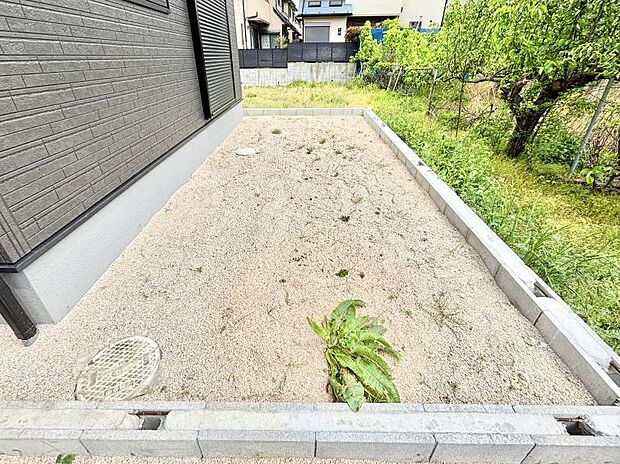 プランターを並べて季節のお花を楽しめるお庭付き。
