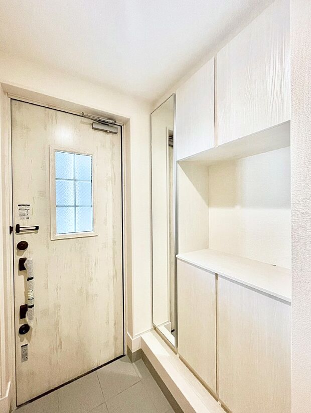 飾り棚を利用して、お越しいただくお客様をおもてなしできます。