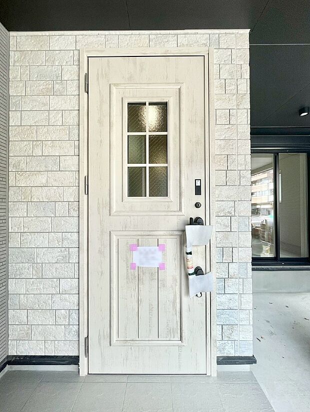 住まいの顔を演出する、玄関ドア。 