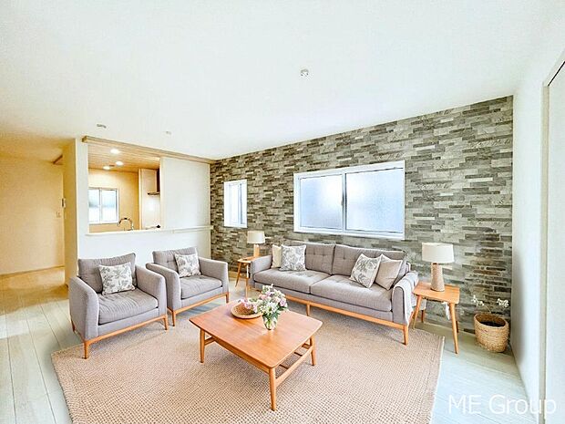 アクセントクロスがお洒落なリビング。家族でのんびりくつろげる広々スペース。 ※家具はCGです