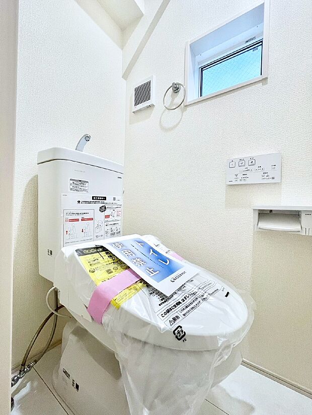 換気用小窓があり、明るく清潔な空間です。 