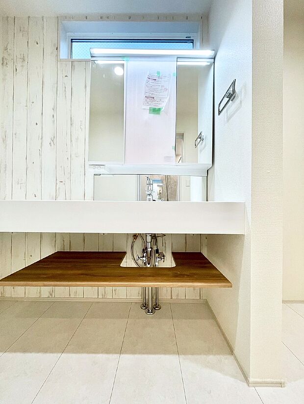 大きく見やすい三面鏡で清潔感ある洗面台は、身だしなみチェックや肌のお手入れにおすすめです。