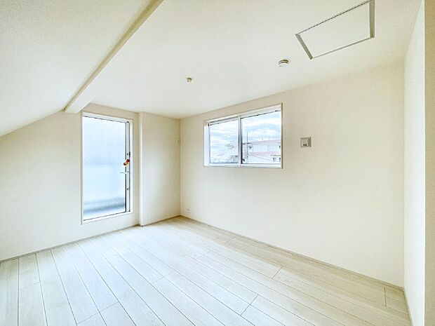 明るいバルコニーサイドに洋室を設置。目覚めの良い寝室に。