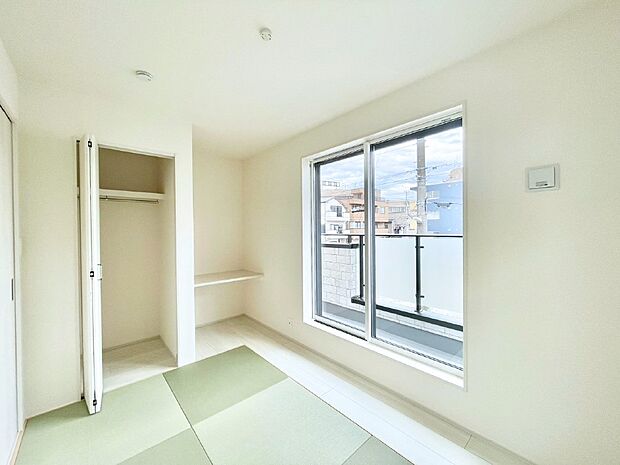 リビングと隣り合っている和室。ほっと一息できる和の空間です。