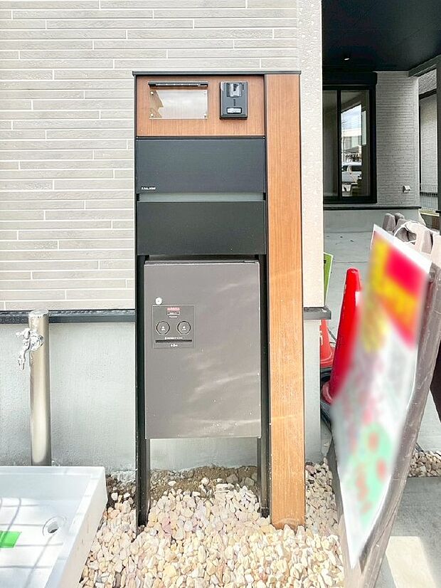 表札・インターホン・ポストをひとつに集約。エントランスになじむシンプルデザイン。