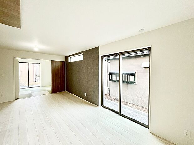 大きな窓からたっぷりの陽光と風を感じられるリビング