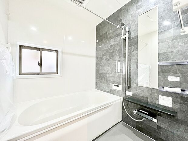 一日の疲れを癒してくれる明るい清潔感のあるバスルーム