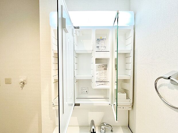 三面鏡の裏に、化粧品や衛生用品などを収納可能。洗面台をすっきりと保ちます!