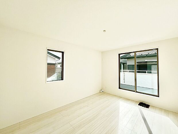 バルコニーが開放感をプラスしてくれる洋室