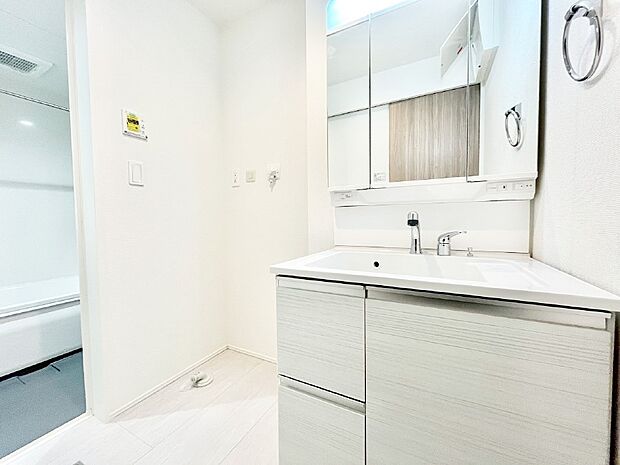 清潔感ある洗面化粧室で朝の身支度も快適