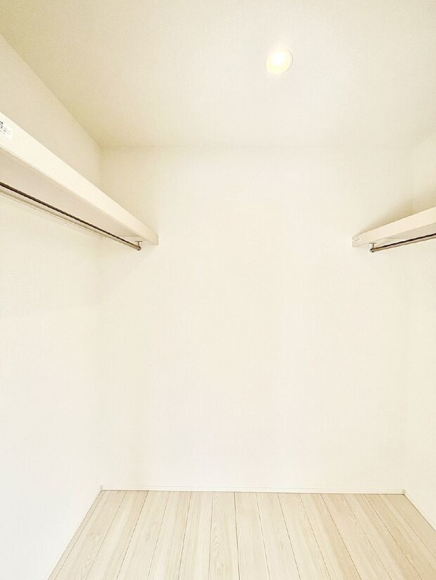 ウォークインクローゼットの活用で生活空間スッキリ