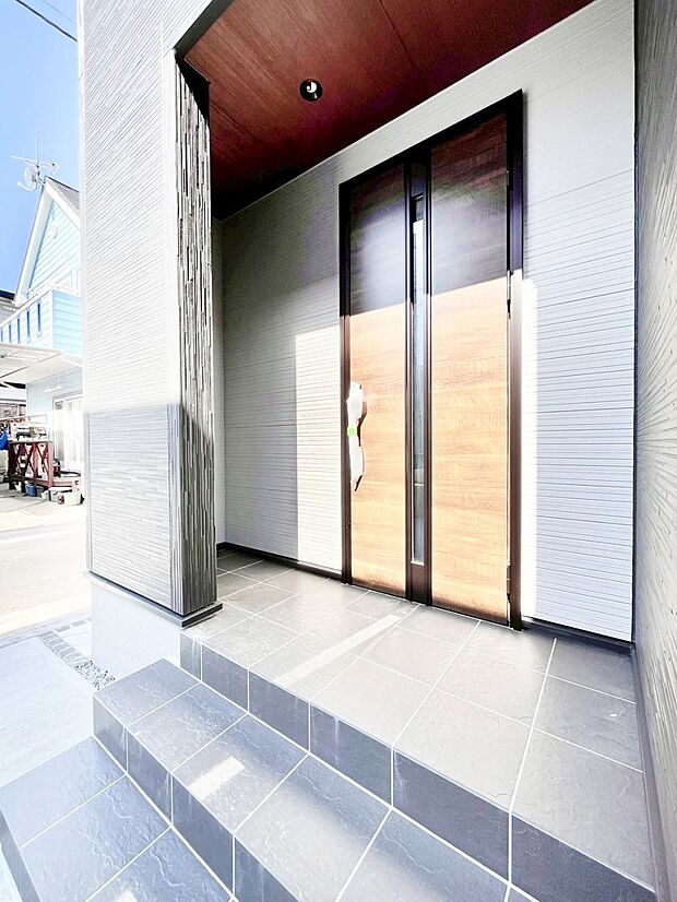 玄関前は屋根付きで雨が降っていても濡れにくいです。