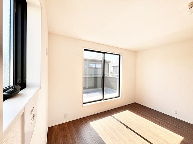 明るいバルコニーサイドに洋室を設置。目覚めの良い寝室に。