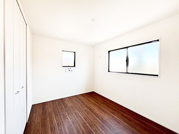 2面採光で気持ちよく自然光が取り入れられるのでお子様のお部屋にもピッタリ