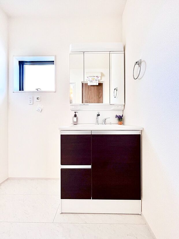 スタイリングに便利な三面鏡、ミラーキャビネットで細かい物スッキリ