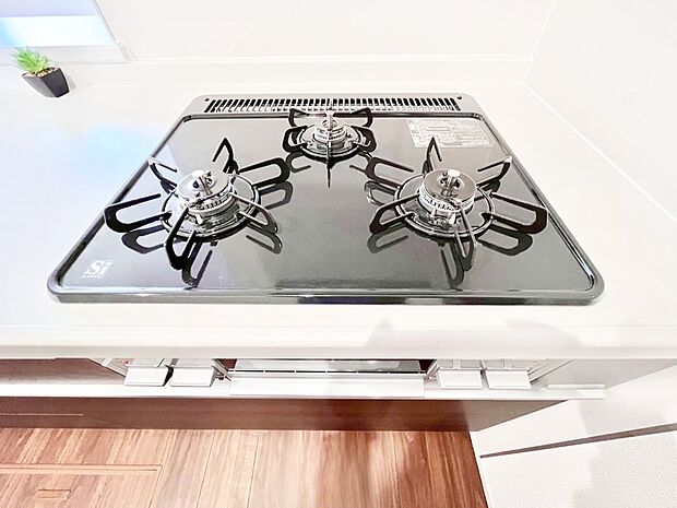 ガスコンロはSiセンサー搭載。火力調節や焦げ付き・消し忘れも防いでくれます。