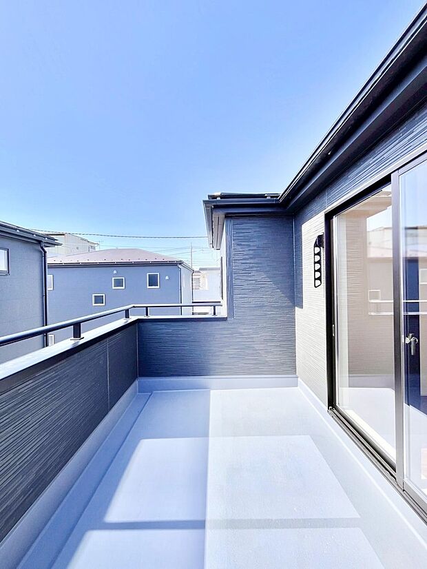 ゆったりバルコニーだから沢山お洗濯ものを干せます。