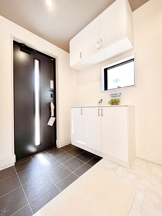 明るい陽光が入り込む玄関。ご家族の靴もスッキリ収納できる玄関収納付き!