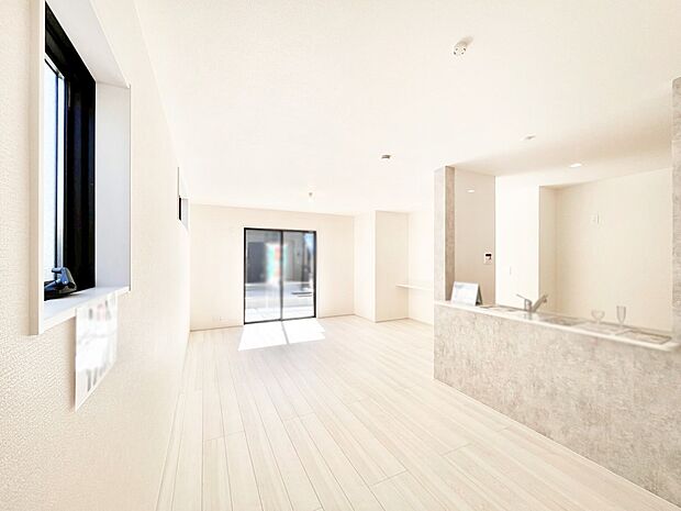 開放感ある広々リビングは明るい陽光が入り込む家族みんなの憩いの空間です