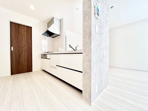 カウンター越しに楽しいおしゃべり。いつものお料理がもっと美味しくなりそうですね。