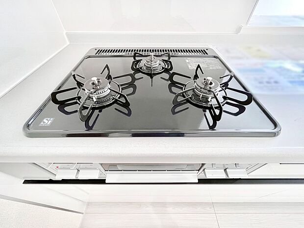 ガスコンロはSiセンサー搭載。火力調節や焦げ付き・消し忘れも防いでくれます。