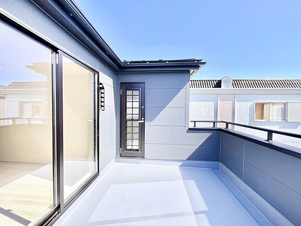 ゆったりバルコニーだから沢山お洗濯ものを干せます。