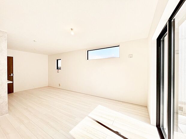 大きな窓からたっぷりの陽光と風を感じられるリビング