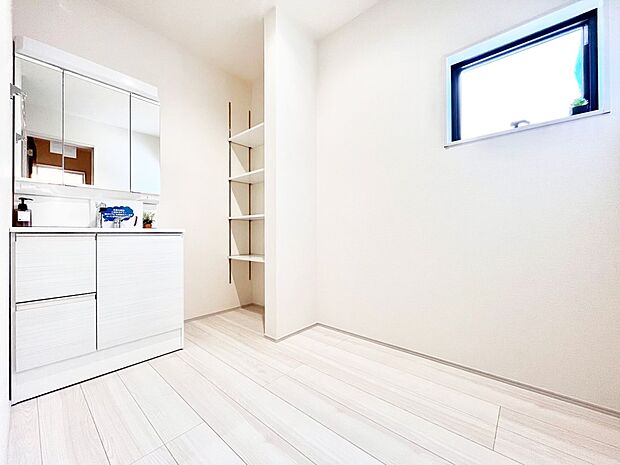 上質な洗面空間がゆとりの時間を演出。うれしい可動棚付き。