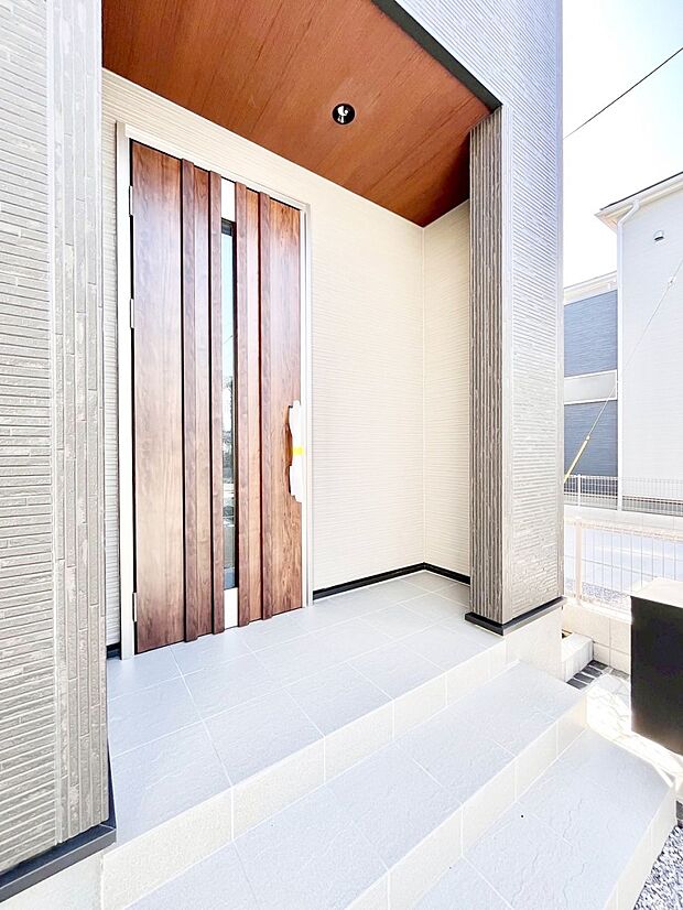 玄関前は雨が降っても濡れにくい屋根付き