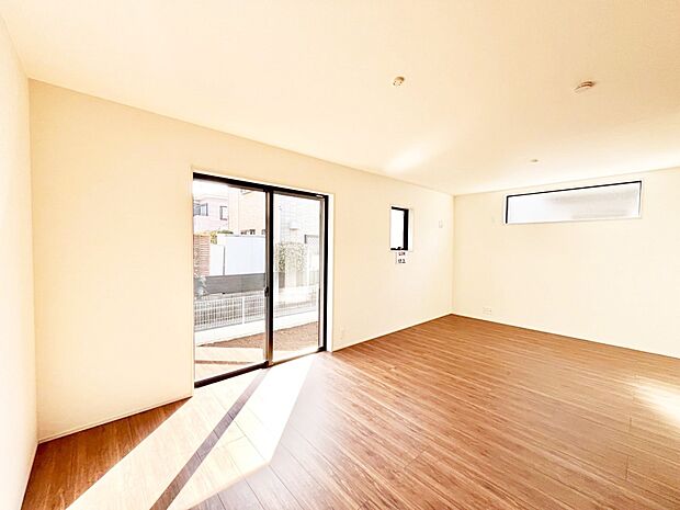 大きな窓からたっぷりの陽光と風を感じられるリビング