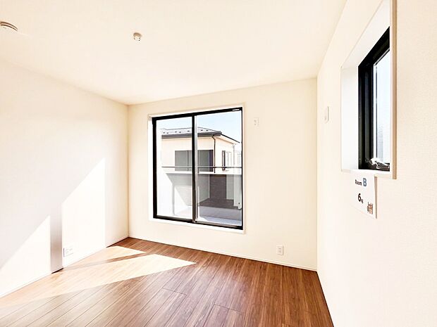 バルコニーが開放感をプラスしてくれる洋室