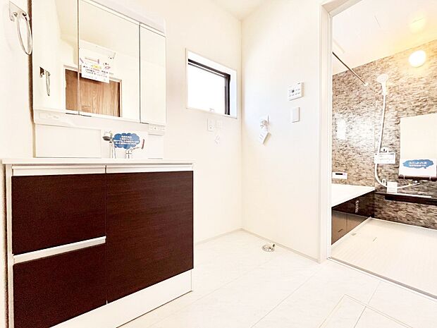 清潔感ある洗面化粧室で朝の身支度も快適