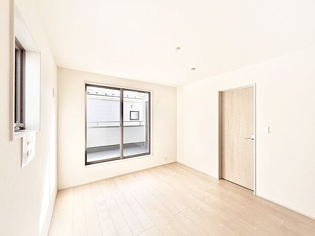 バルコニーが開放感をプラスしてくれる洋室