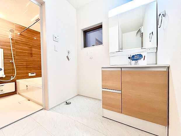 身支度もスムーズにおこなえる脱衣場。  