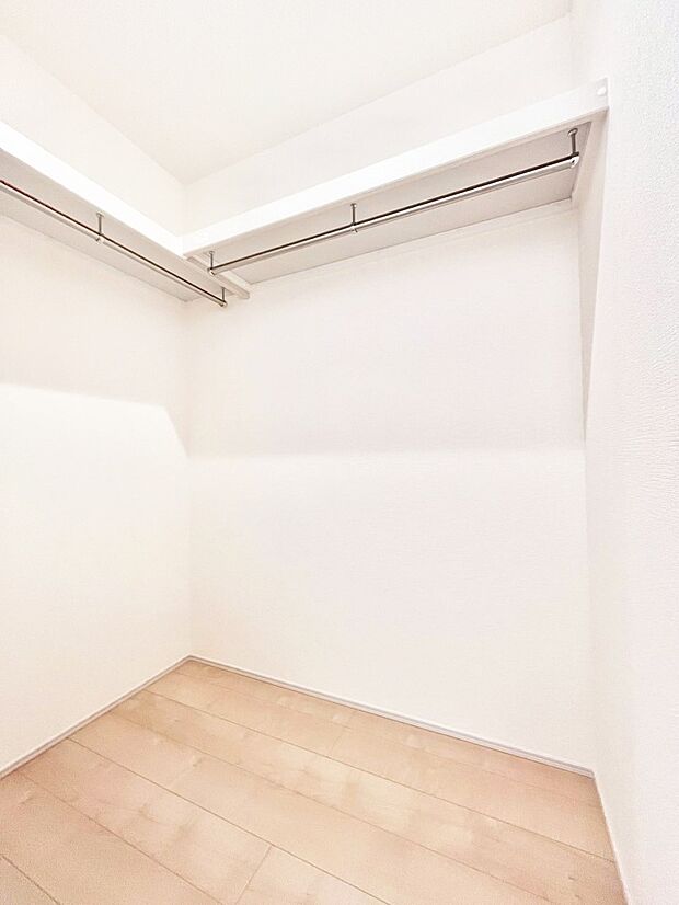ウォークインクローゼット付きで生活空間を広く利用できます。