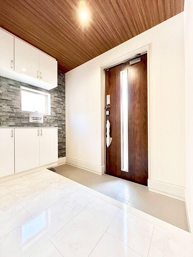 明るい玄関はお客様をお出迎えするのにぴったりです!