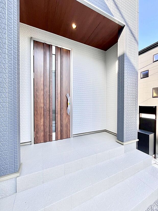 大切な家族、来客を出迎える玄関。